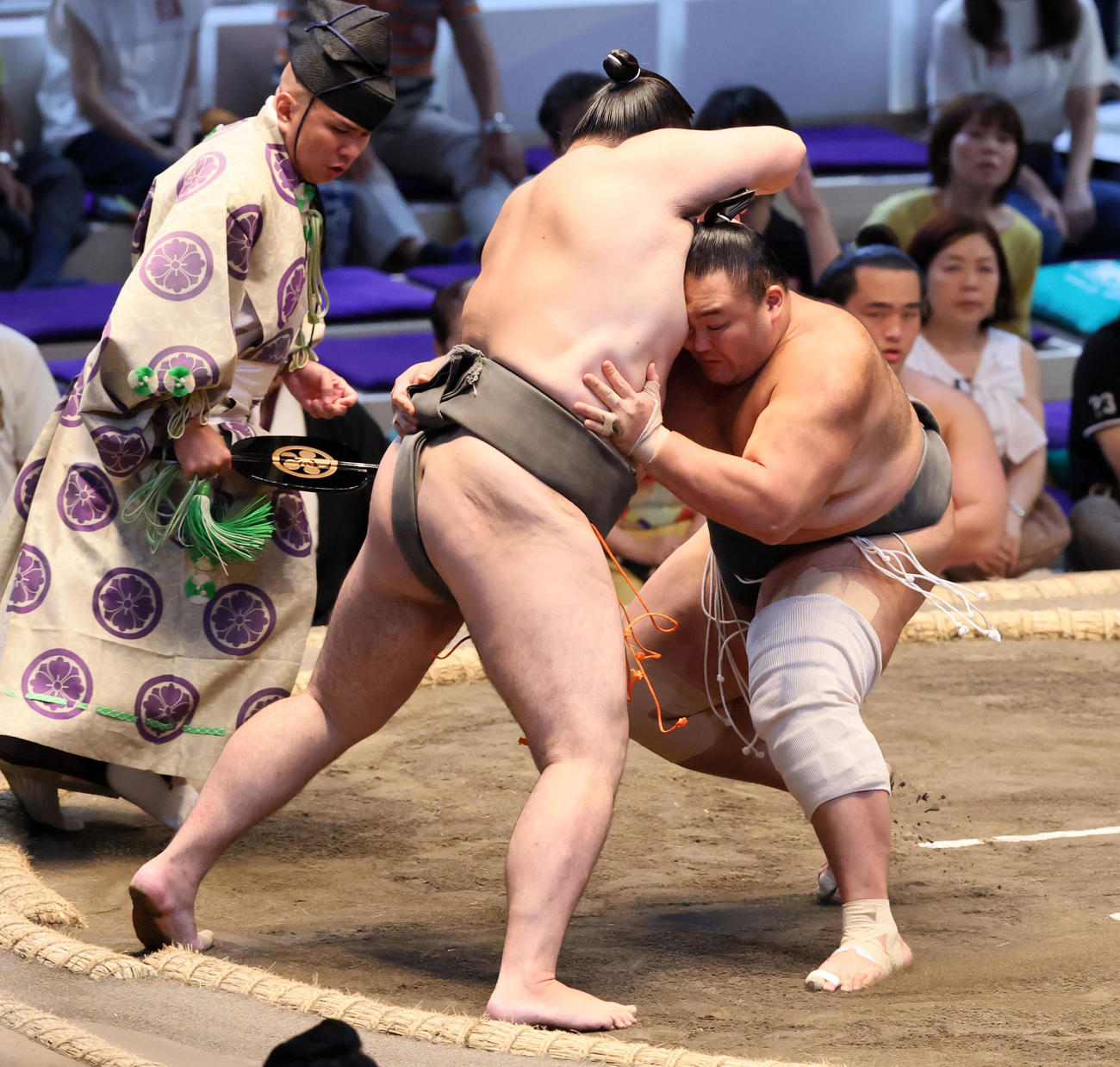 朝乃山(右）は寄り切りで伊波を下す（撮影・加藤哉）