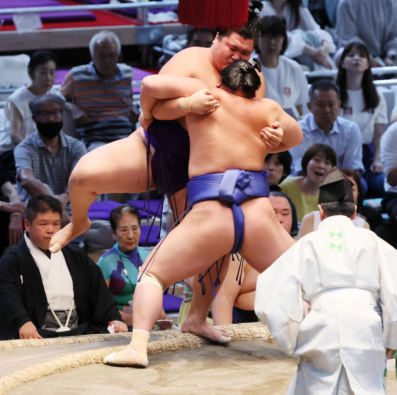 欧勝海(右）は寄り切りで大青山を下す（撮影・加藤哉）