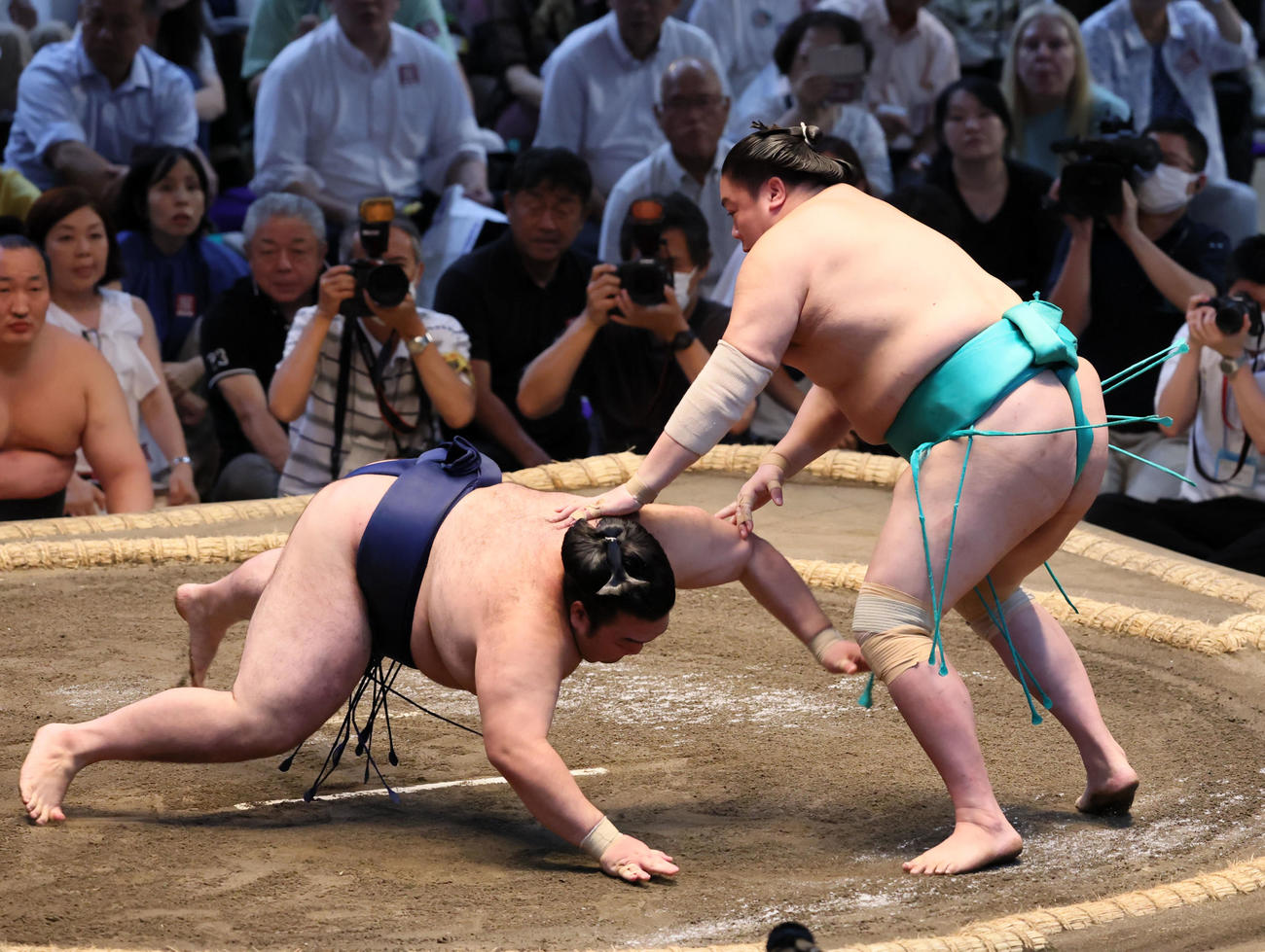 一山本(右）は引き落としで豪ノ山を破る（撮影・加藤哉）