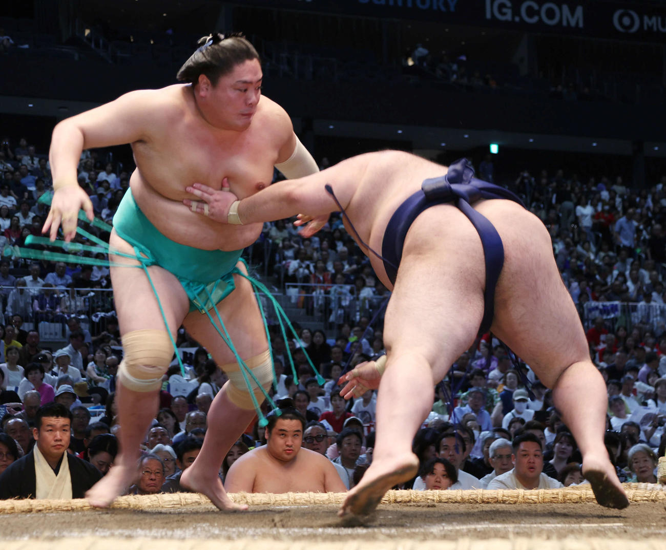 一山本（左）は豪ノ山を引き落としで破り、勝ち越しを決めた（撮影・西尾就之）
