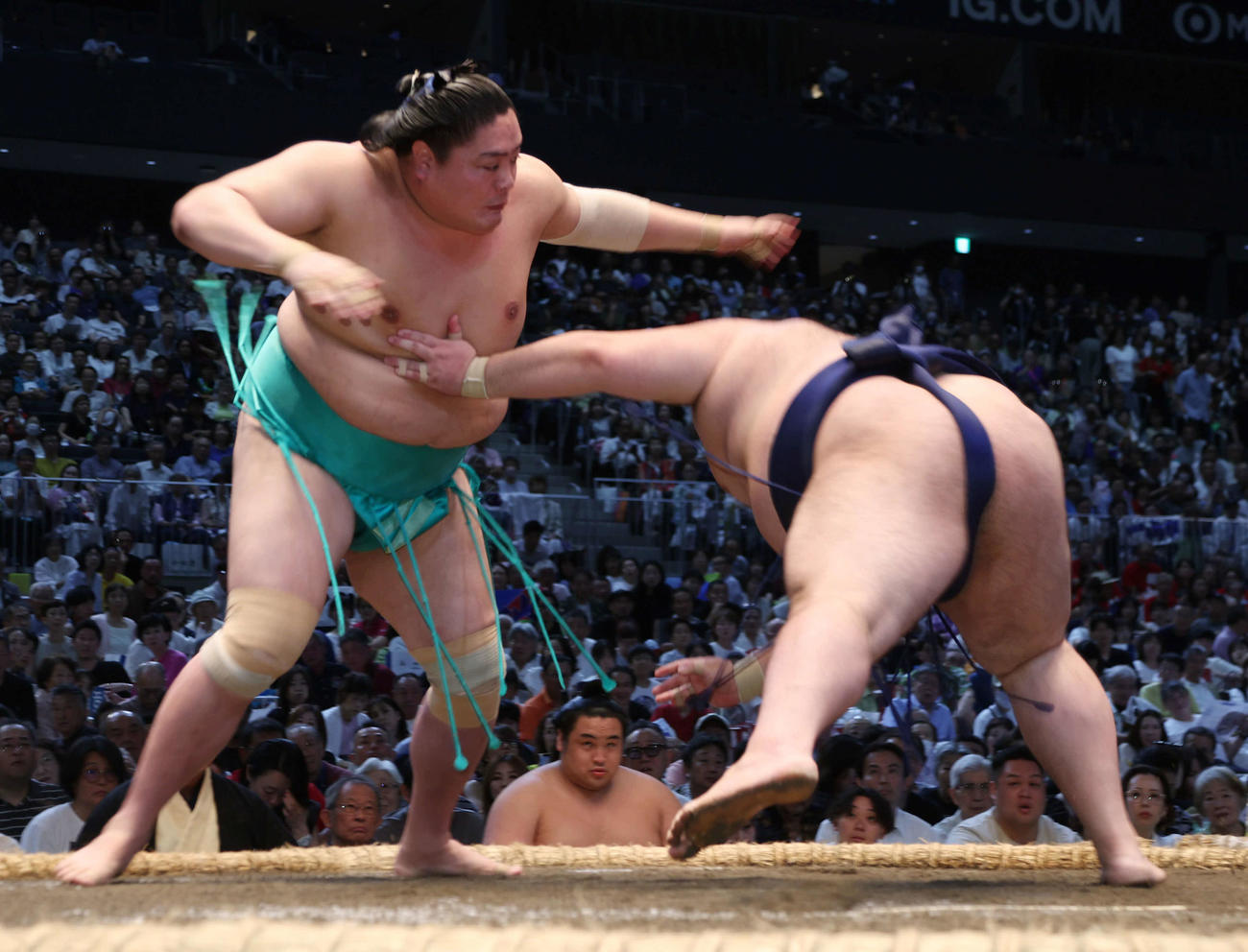 一山本（左）は豪ノ山を引き落としで破り、勝ち越しを決めた（撮影・西尾就之）