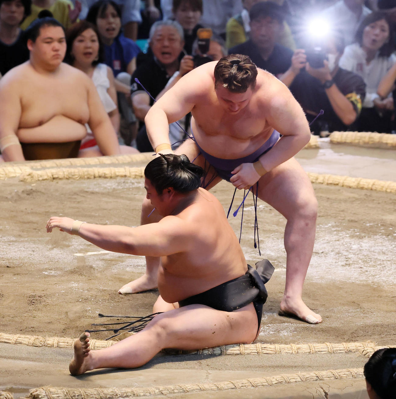 安青錦(右）は下手ひねりで若元春を破る（撮影・加藤哉）