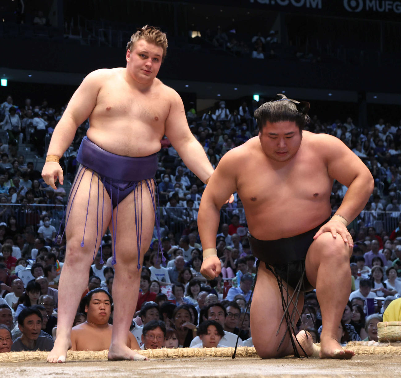 安青錦は下手ひねりで若元春に勝利した（撮影・西尾就之）