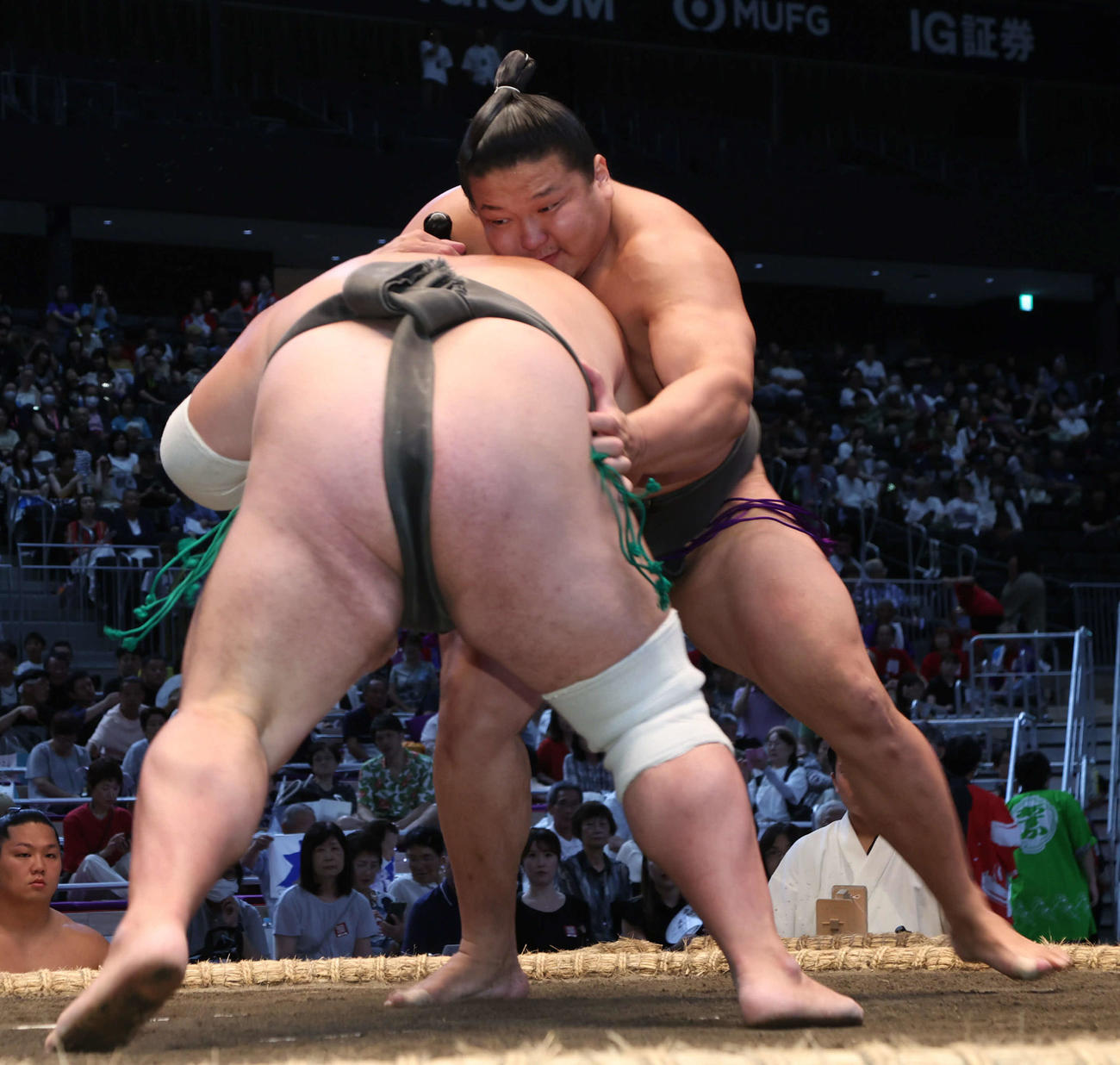 幕下の朝白龍は全勝対決で上戸を攻め立て、最後は寄り切りで勝利した（撮影・西尾就之）