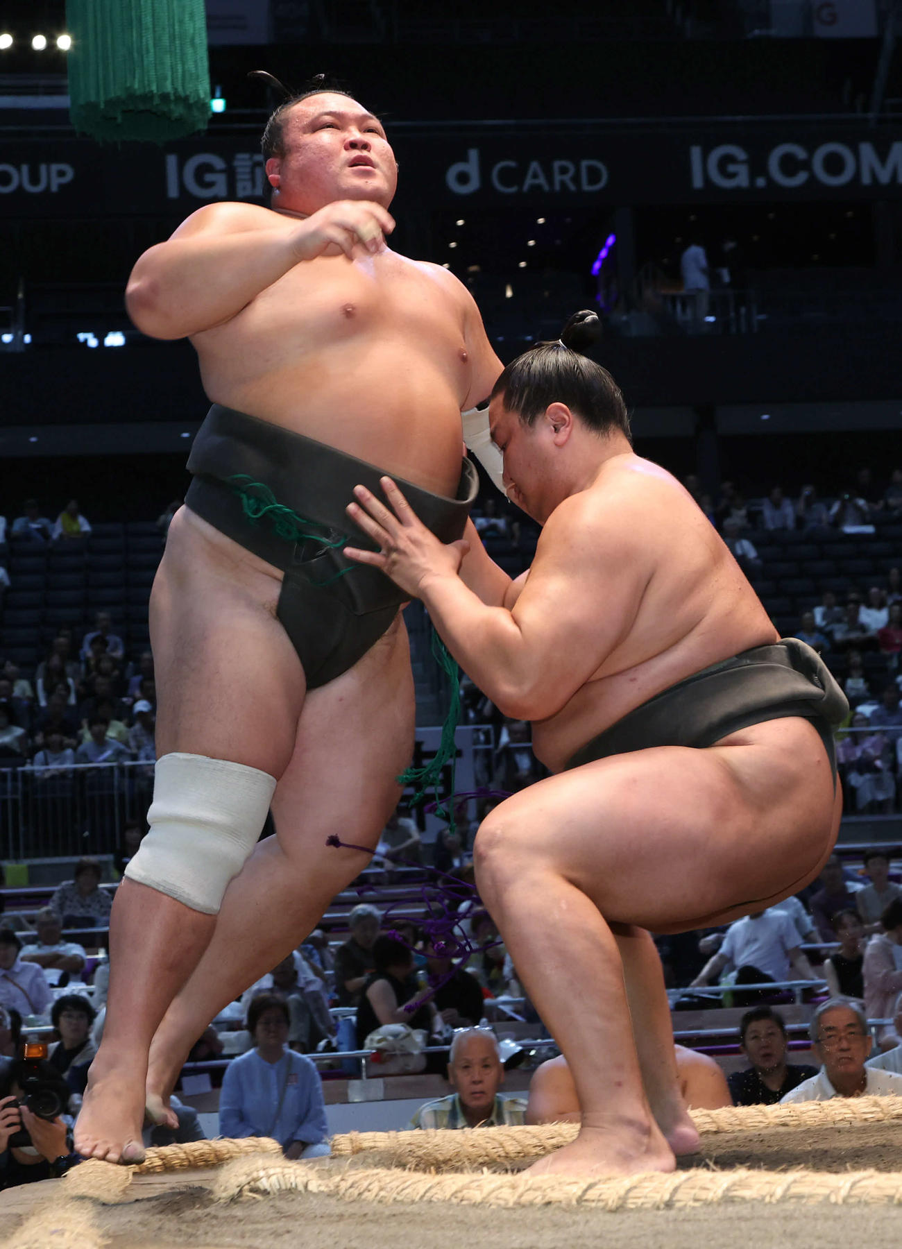 幕下の朝白龍（右）は上戸との全勝対決を寄り切りで制した（撮影・西尾就之）