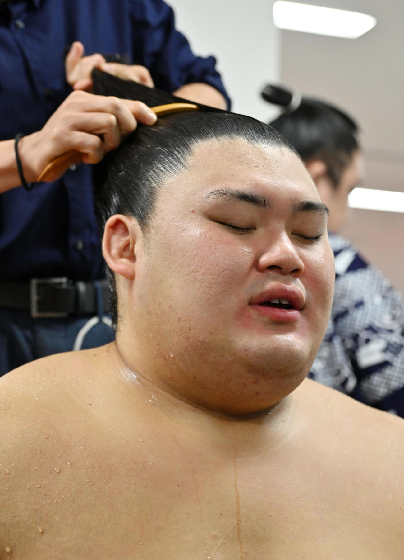 取組を終え支度部屋で髪を結い直す大の里（代表撮影）