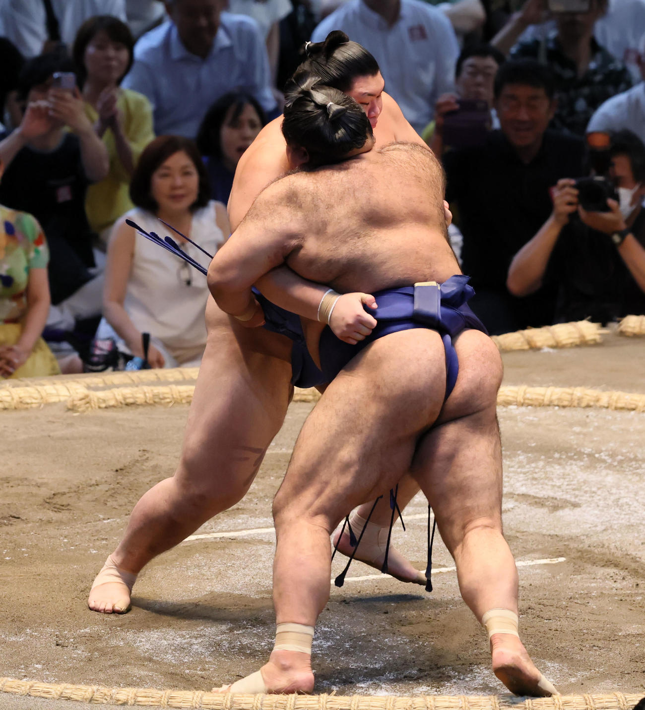 大の里は寄り切りで高安(左）を破る（撮影・加藤哉）