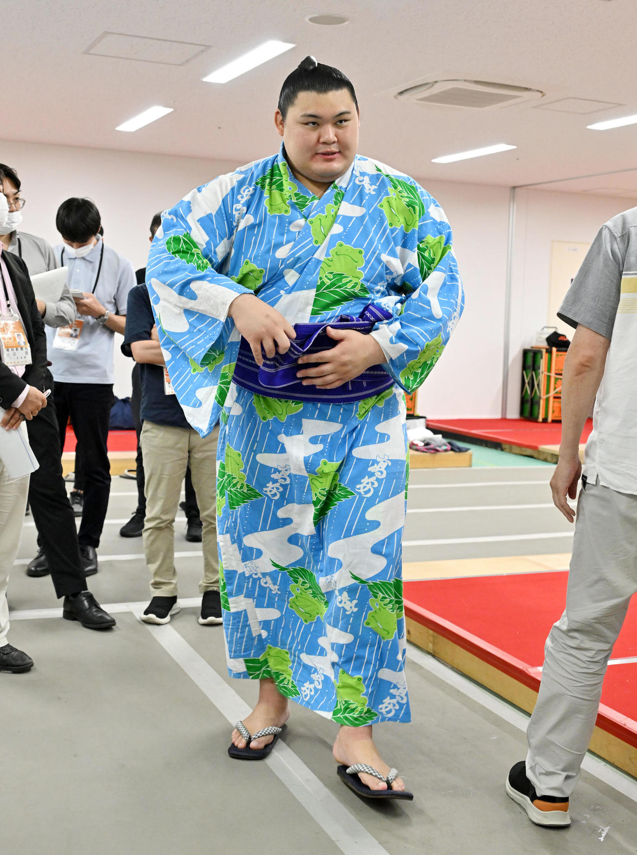 取組を終え支度部屋から引き揚げる大の里（代表撮影）