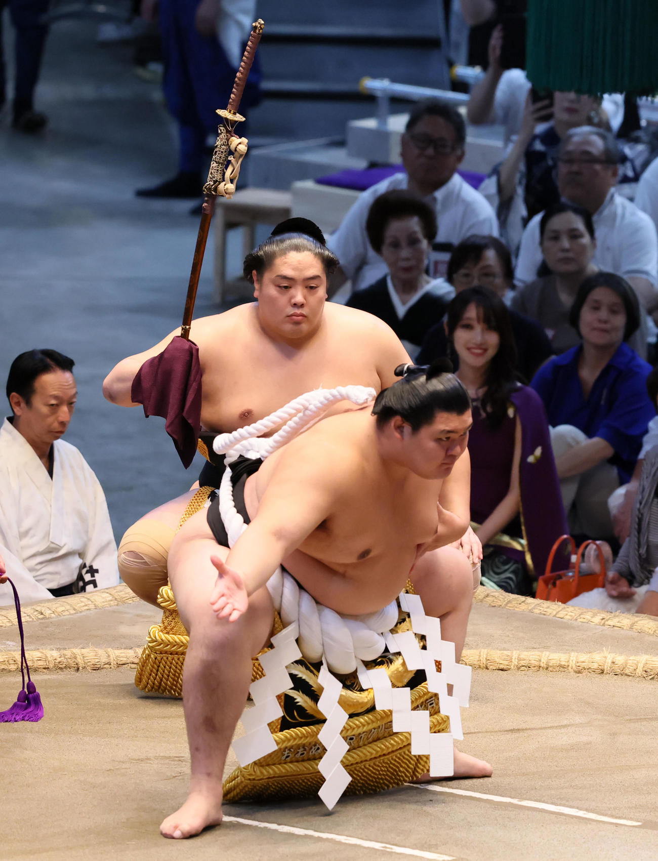 大の里(右）の土俵入りで太刀持ちを務める一山本（撮影・加藤哉）