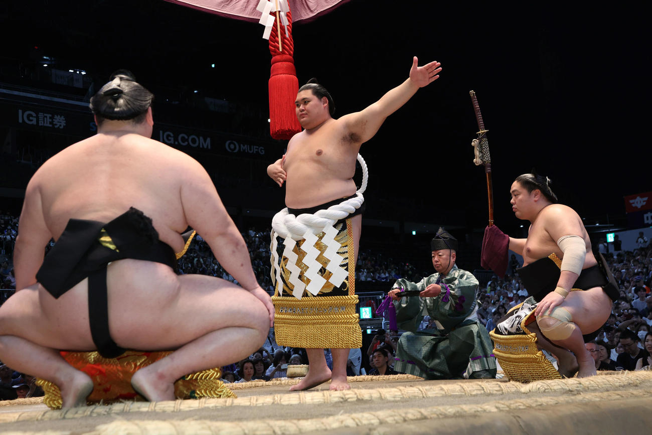 横綱大の里の土俵入りで太刀持ちを務める一山本（右）（撮影・西尾就之）
