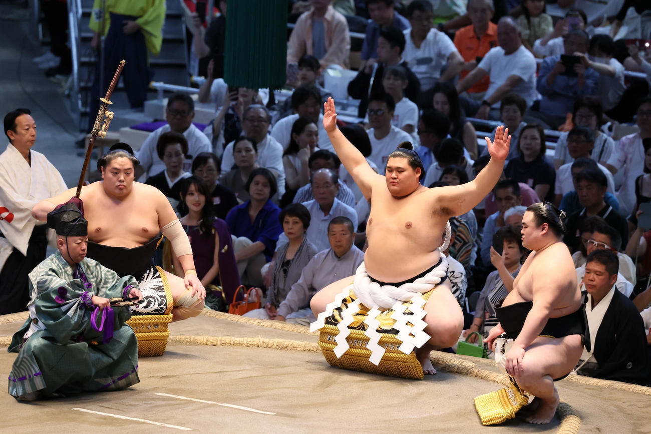 大の里の土俵入りで太刀持ちを務める一山本(左）（撮影・加藤哉）