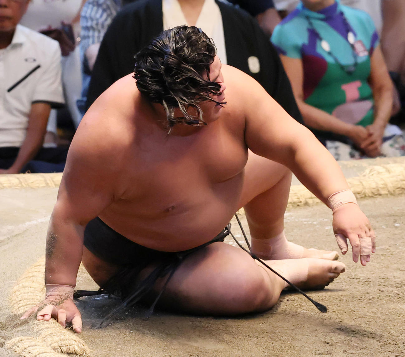 霧島を押し出しで破りまげが乱れる伯桜鵬（撮影・加藤哉）