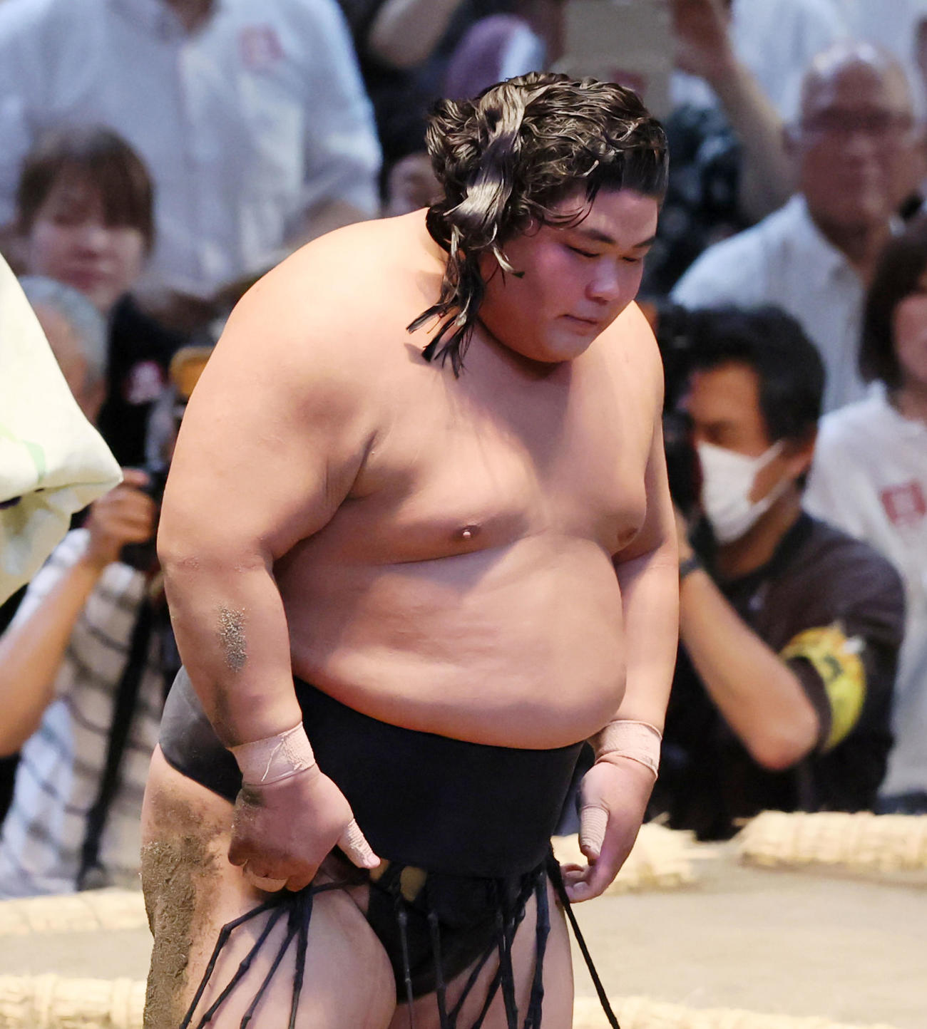 伯桜鵬(右）は押し出しで霧島を破り、まげが乱れる（撮影・加藤哉）