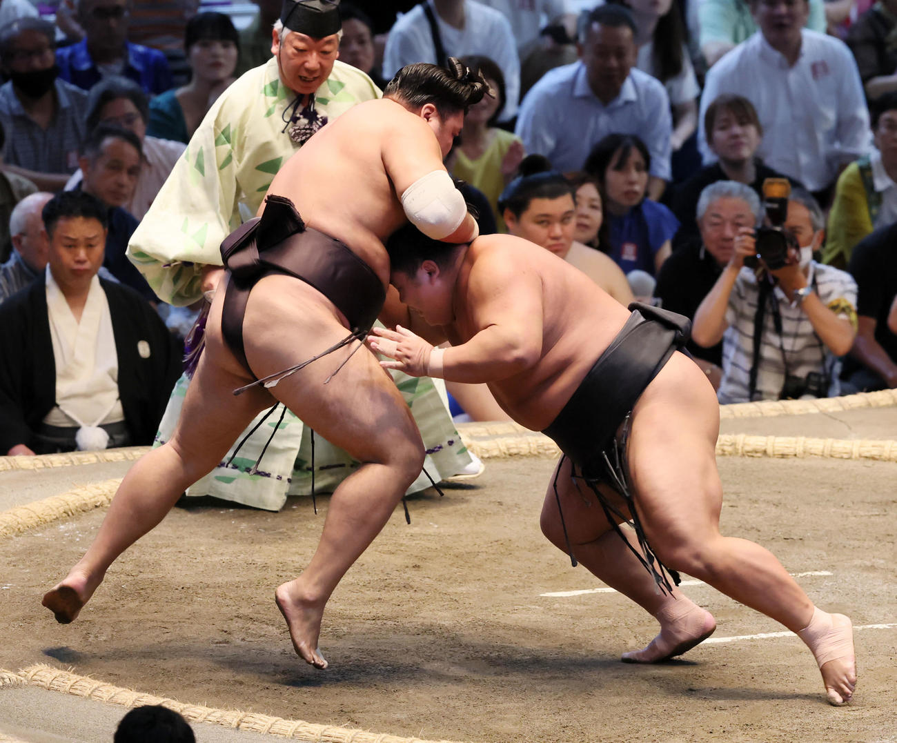 伯桜鵬(右）は押し出しで霧島を破る（撮影・加藤哉）