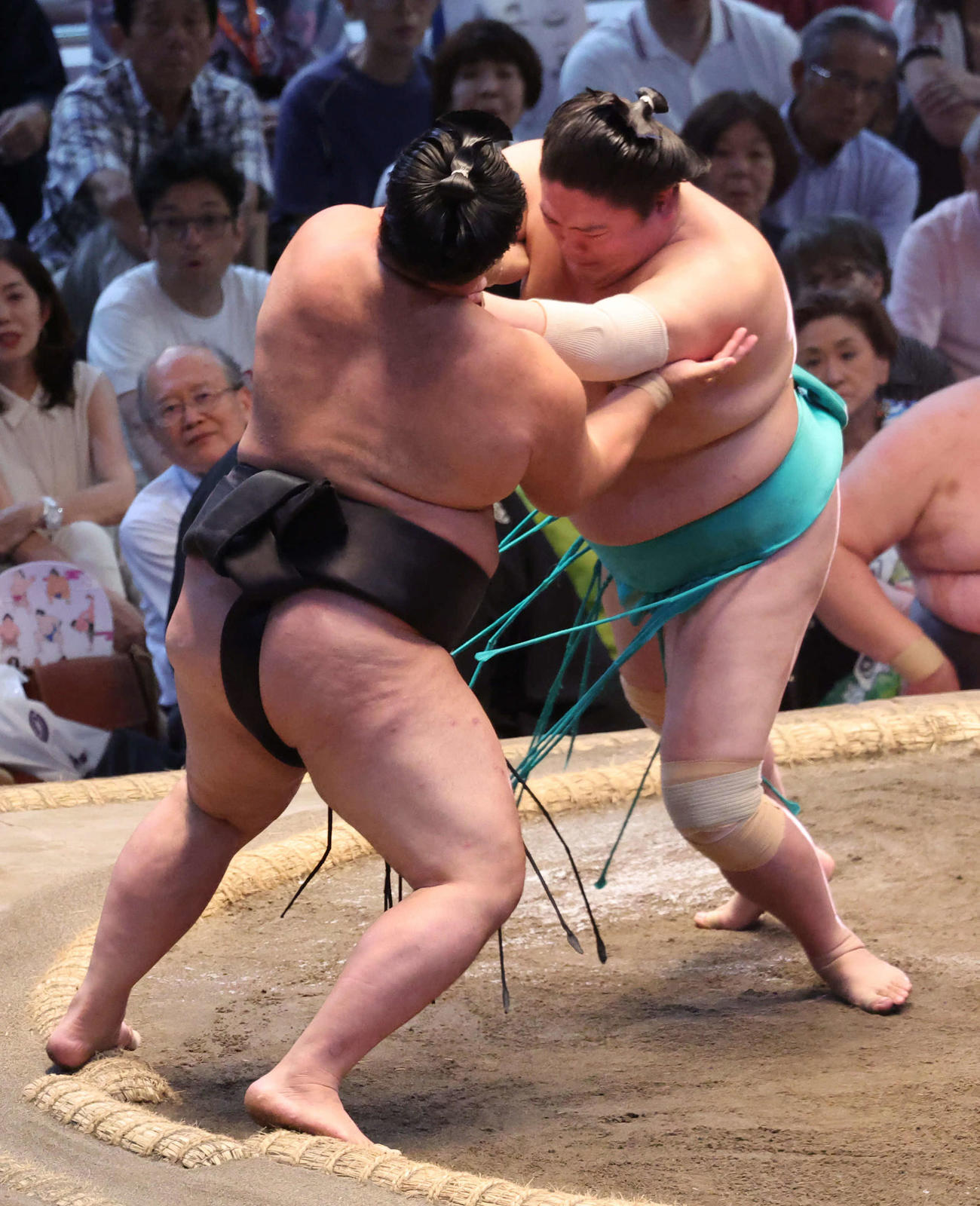 一山本（右）は明生を押し倒しで下し、1敗を守った（撮影・西尾就之）