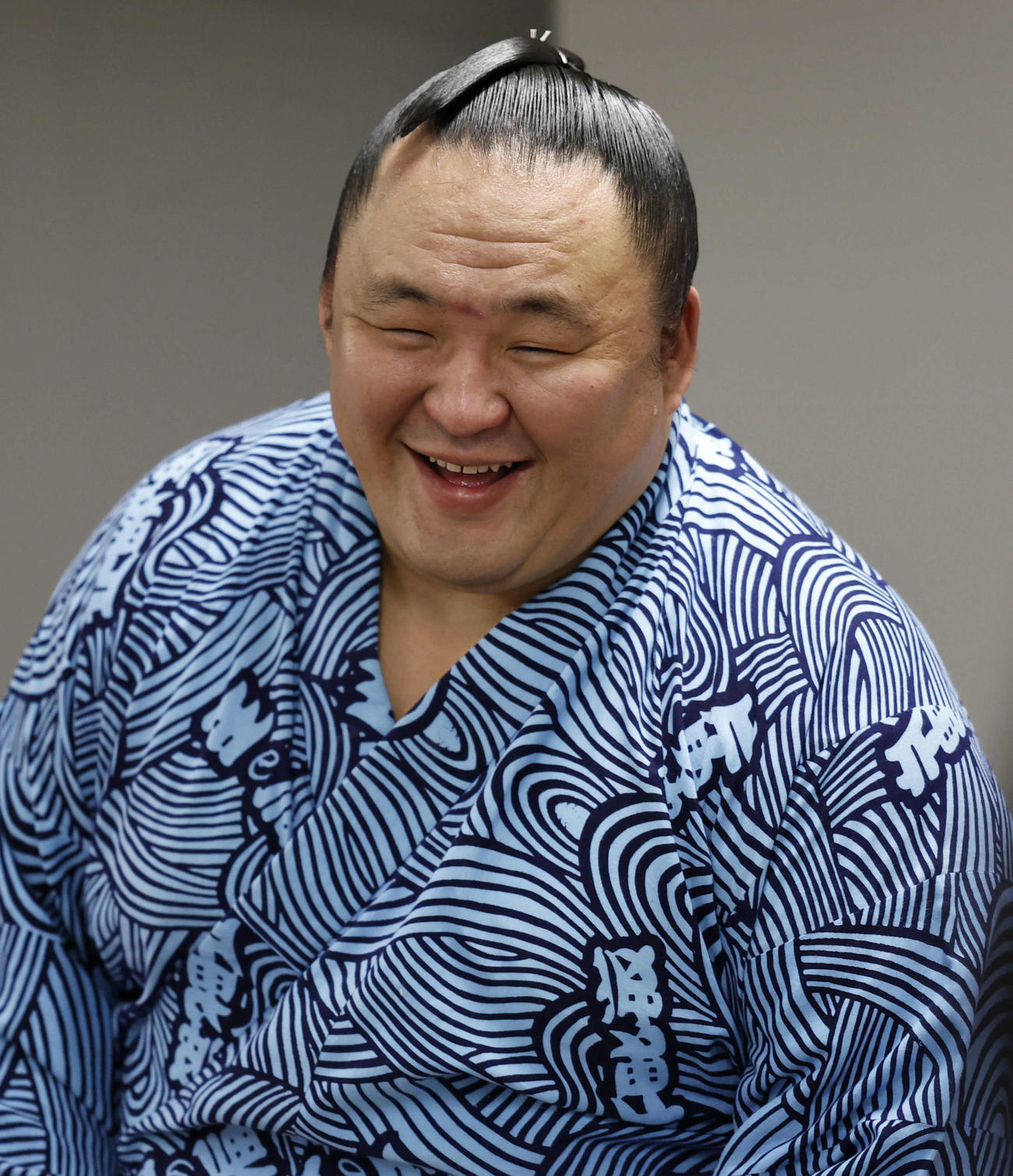 金星を挙げた玉鷲は支度部屋で笑顔を見せる