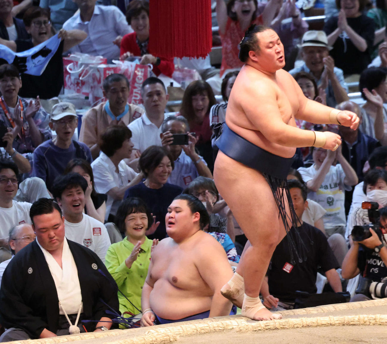 玉鷲（右）は土俵際の突き落としで横綱大の里を下し勝ち越しを決める（撮影・西尾就之）