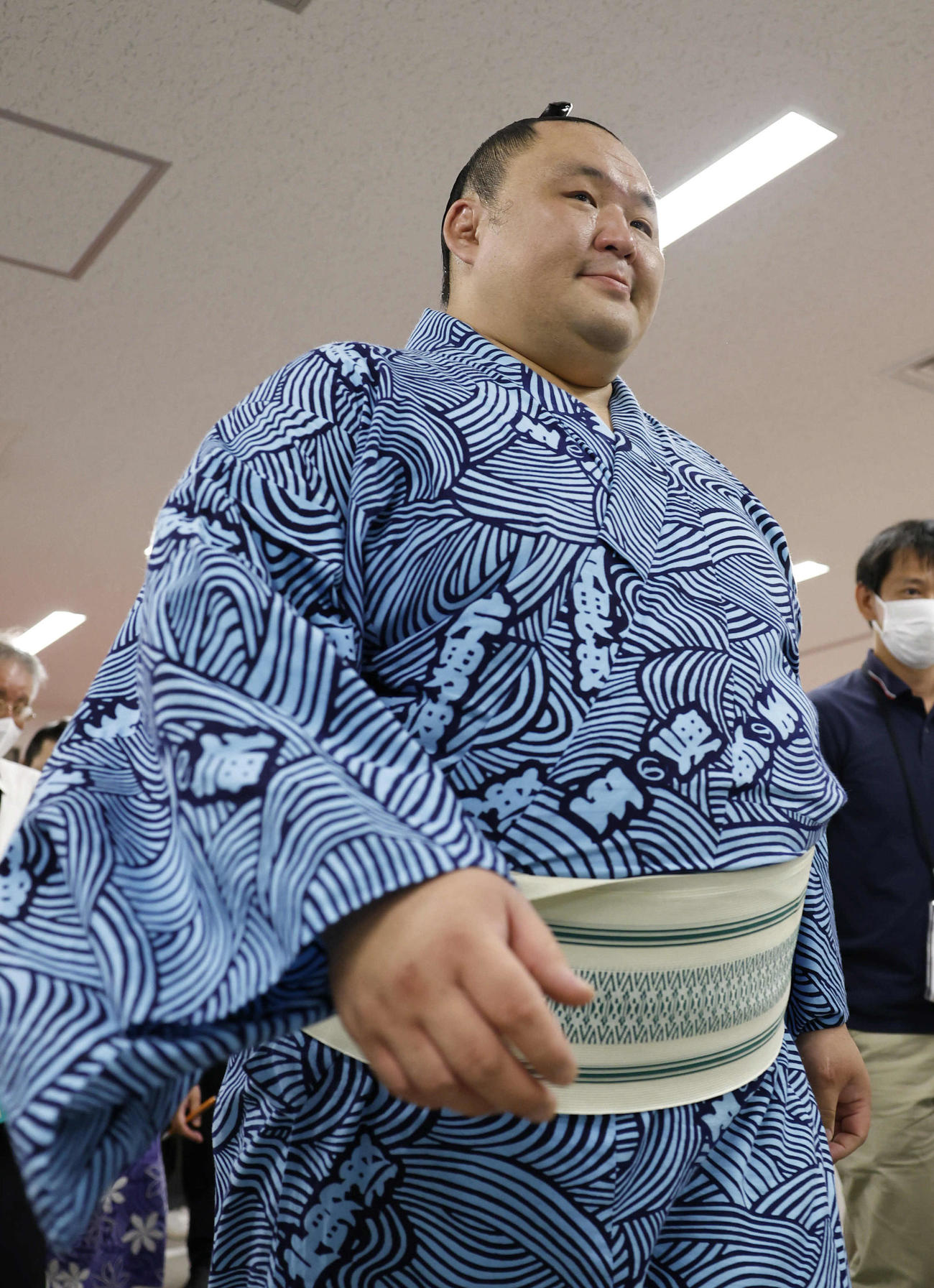 金星を挙げた玉鷲は穏やかな表情で引き揚げる