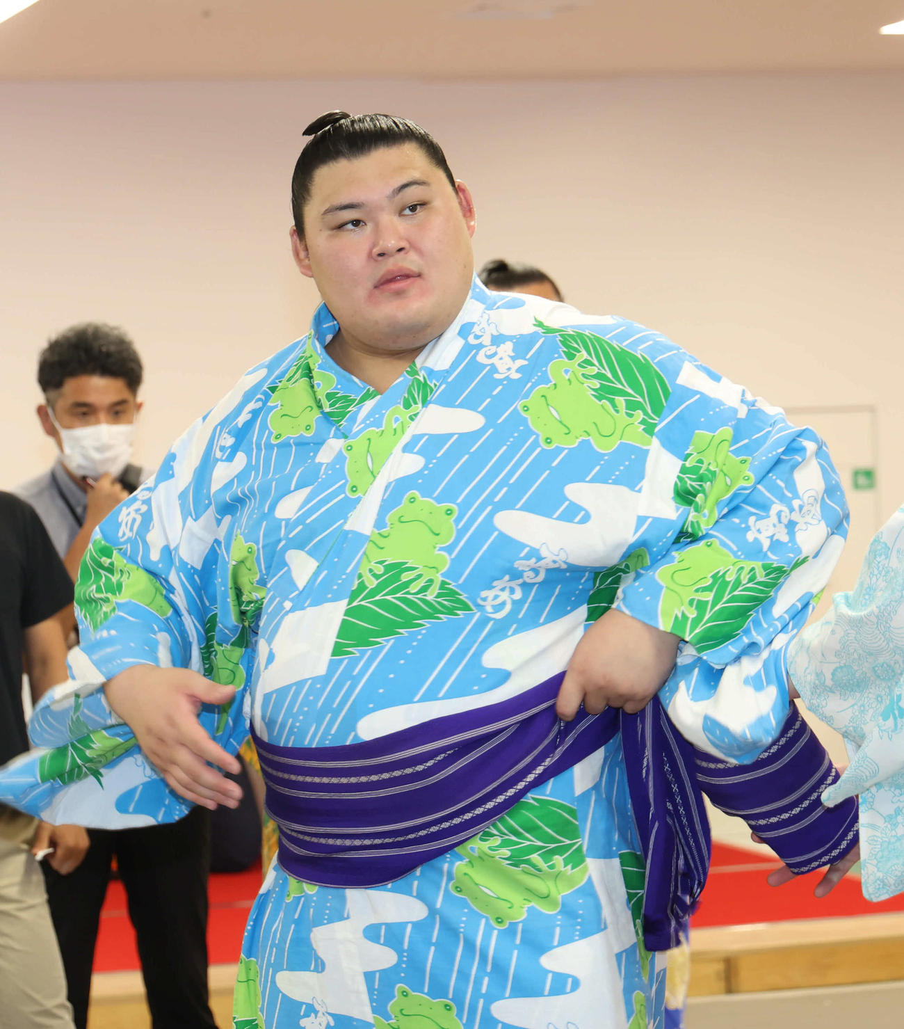 3敗目を喫した横綱大の里は渋い表情で引き揚げる