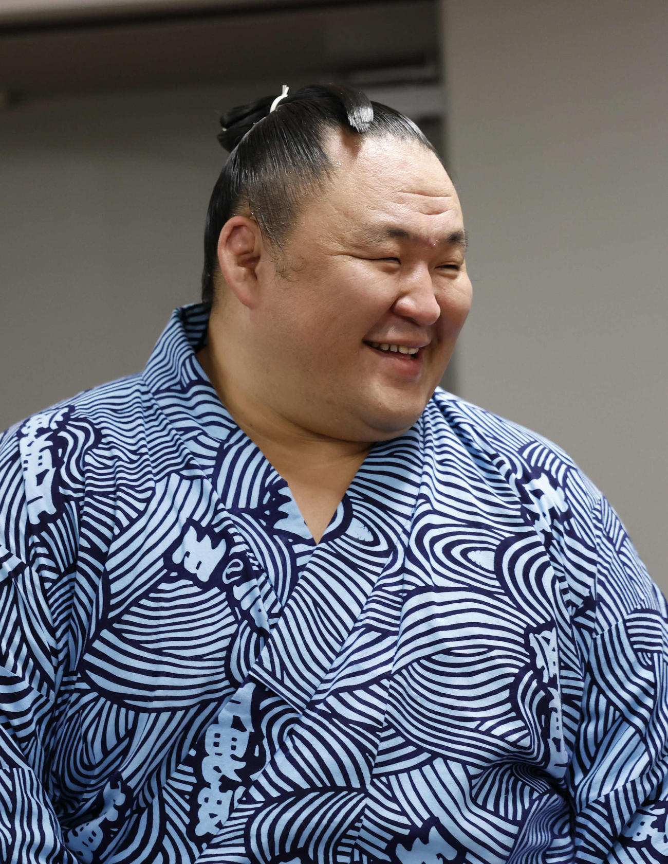 金星を挙げた玉鷲は支度部屋で笑顔を見せる