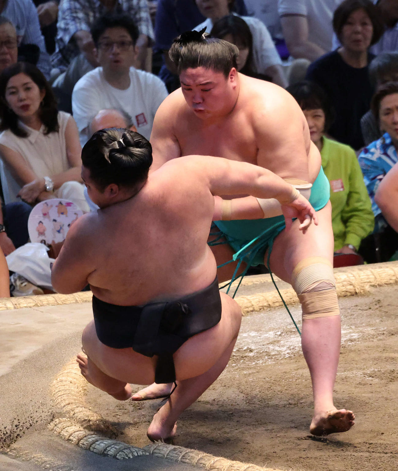 一山本（右）は明生を押し倒しで下し、1敗を守った（撮影・西尾就之）