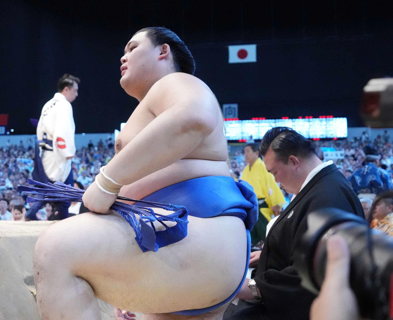 玉鷲に敗れ3敗目を喫した大の里。右は審判を務めた師匠の二所ノ関親方（撮影・小沢裕）