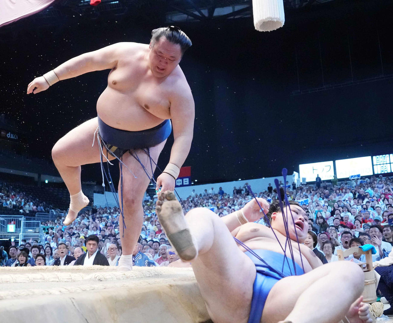 玉鷲は大の里（右）を突き落としで破り40歳で金星を挙げる（撮影・小沢裕）