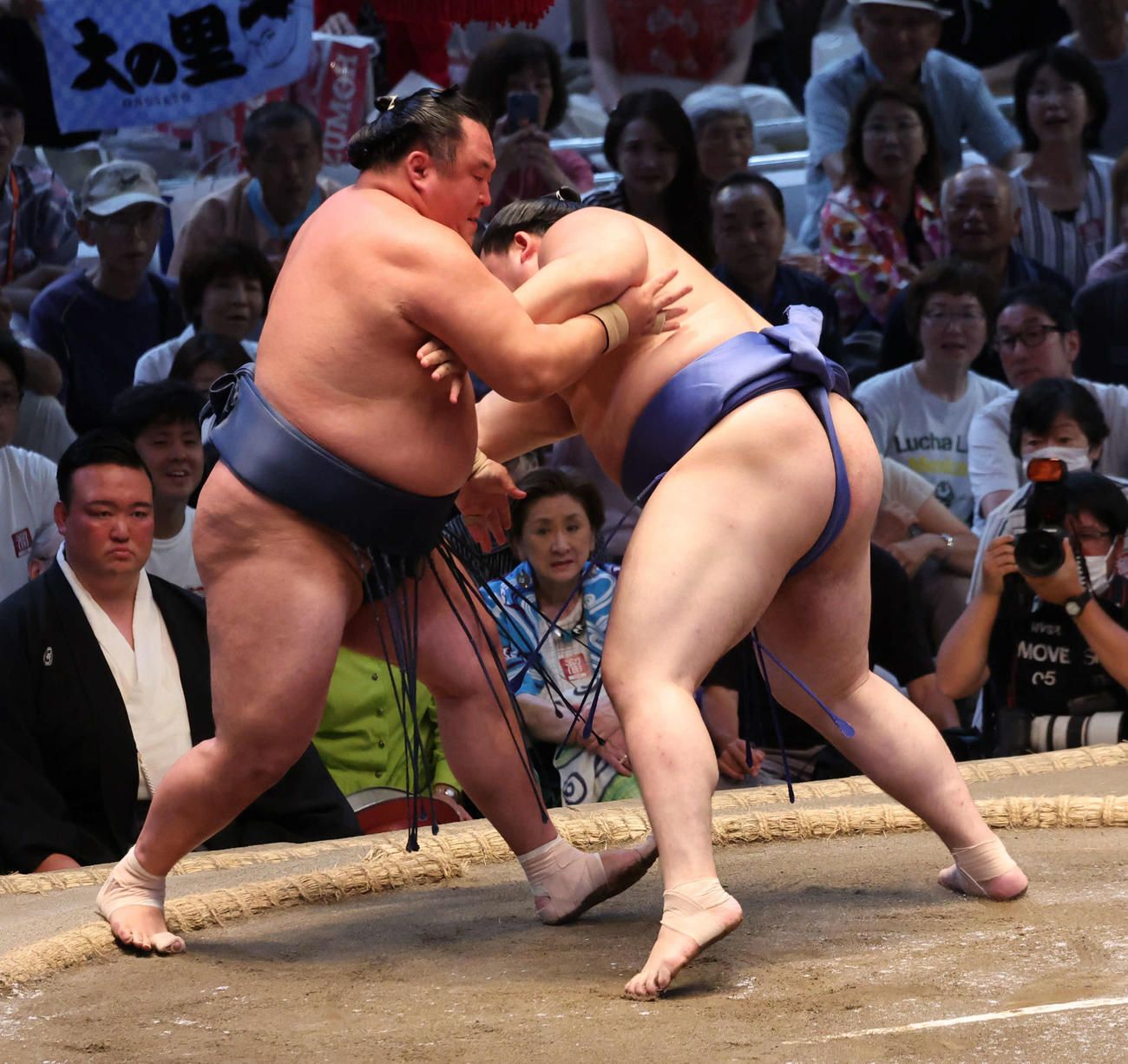 玉鷲（左）は土俵際の突き落としで横綱大の里を下し勝ち越しを決める（撮影・西尾就之）