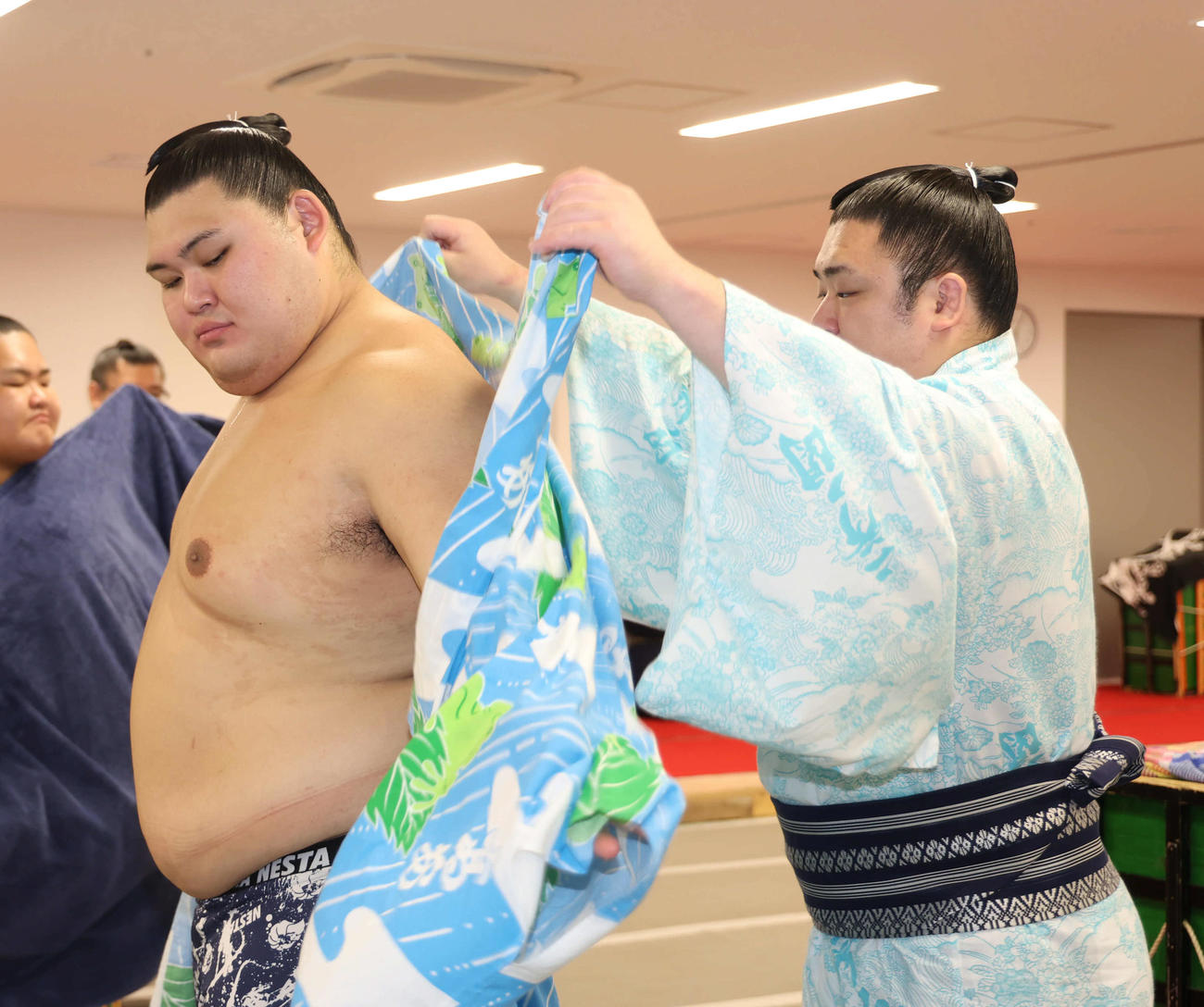 3敗目を喫した横綱大の里は渋い表情で浴衣に着替える