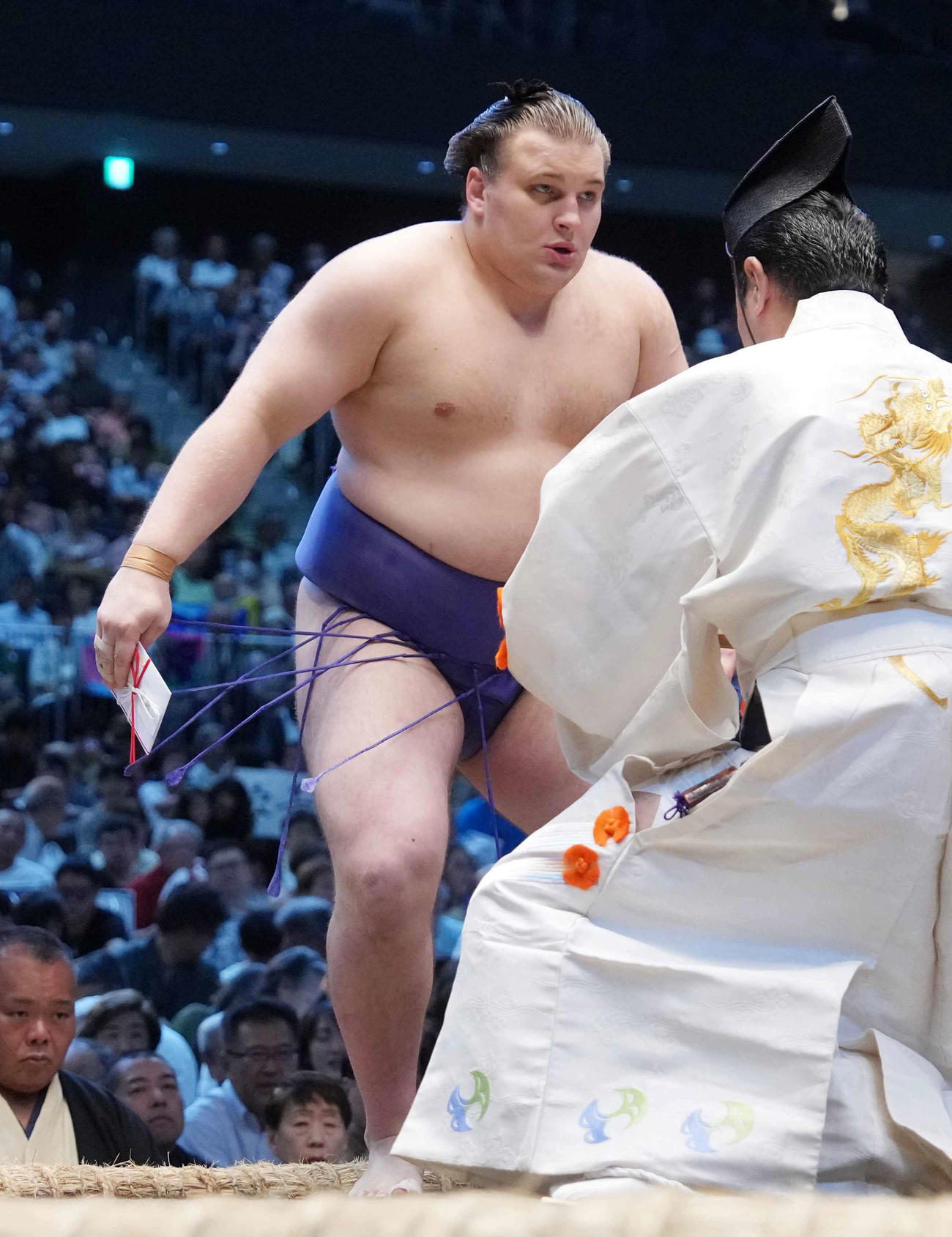 懸賞を手にする安青錦（撮影・小沢裕）