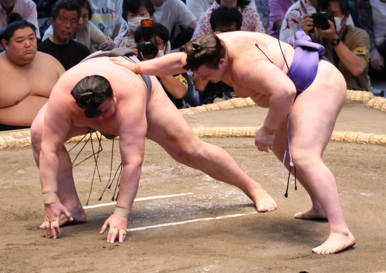 安青錦（右）は金峰山を引き落としで下し、2敗を守って勝ち越しを決めた（撮影・西尾就之）