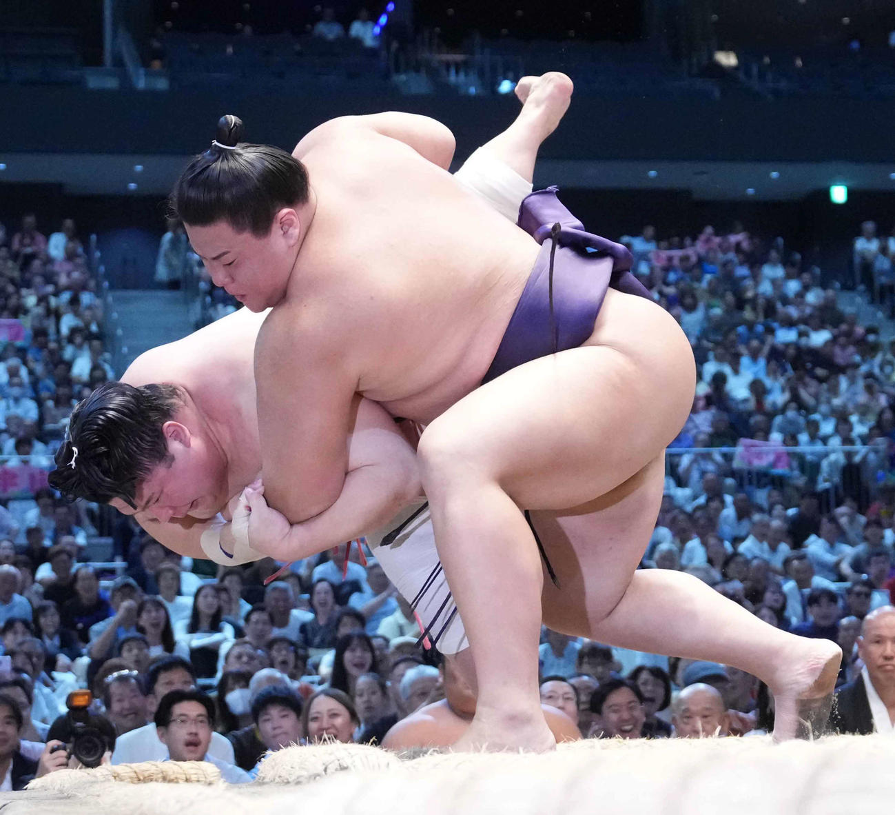 草野（右）は宇良を送り出しで破る（撮影・小沢裕）