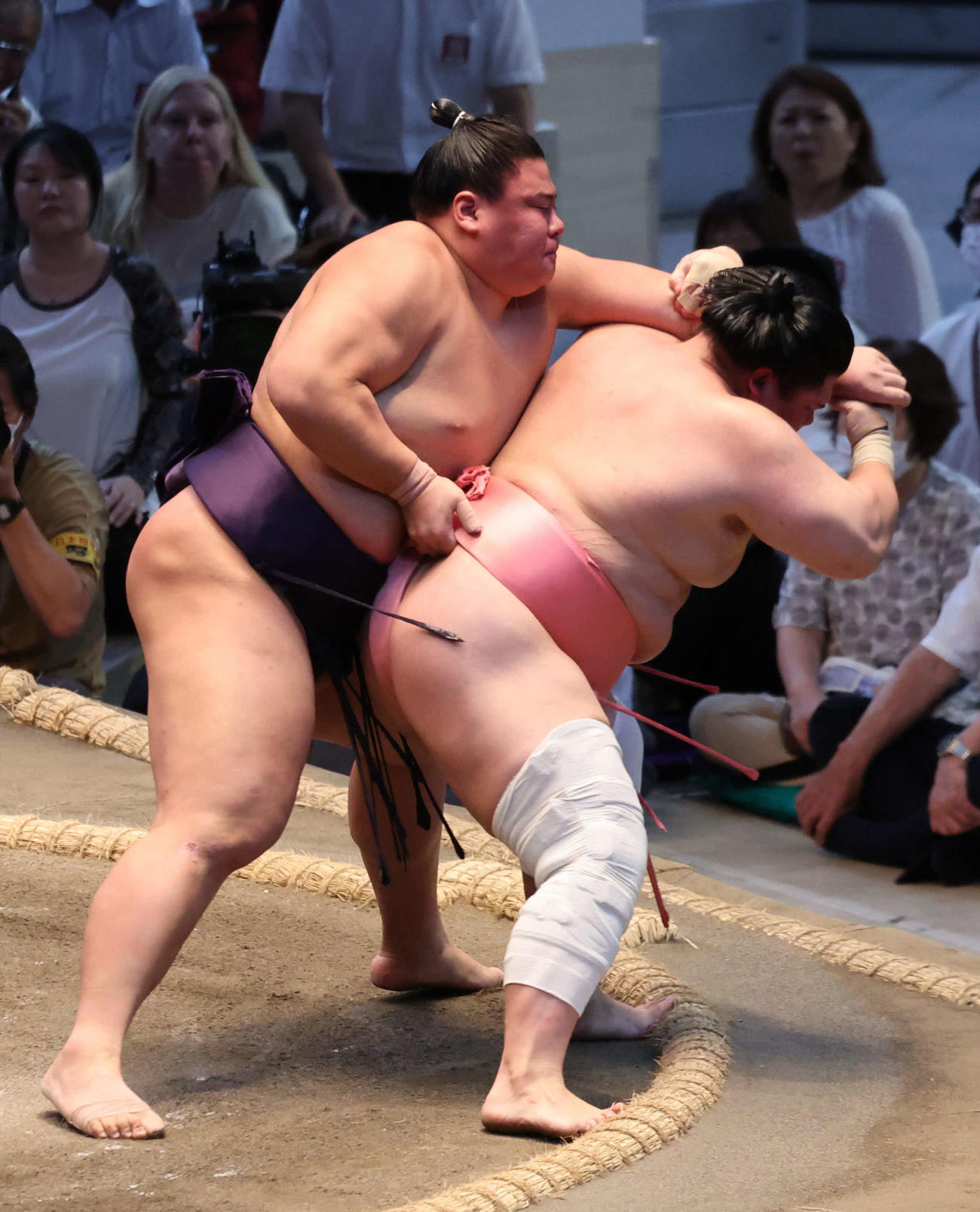 草野（左）は宇良の背後に回り込み、送り出しで勝利した（撮影・西尾就之）