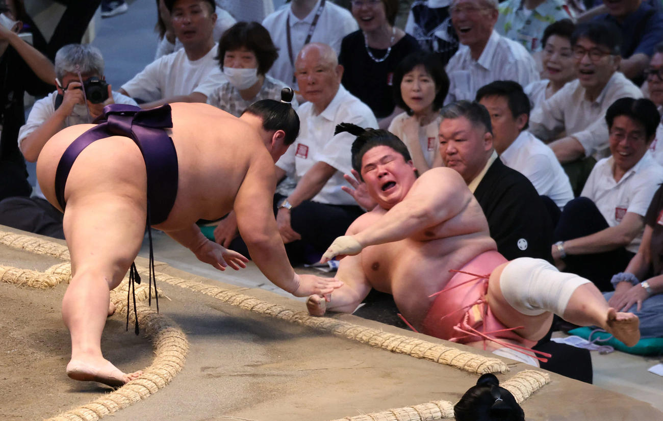草野（左）は宇良の背後に回り込み、送り出しで勝利した（撮影・西尾就之）