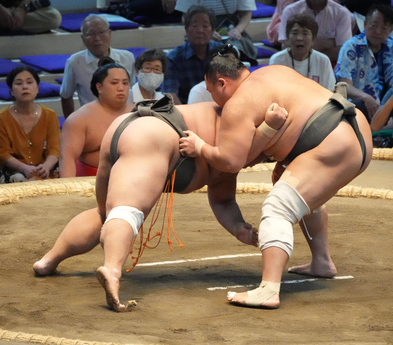 朝乃山（右）は五島を上手投げで破る（撮影・森本幸一）