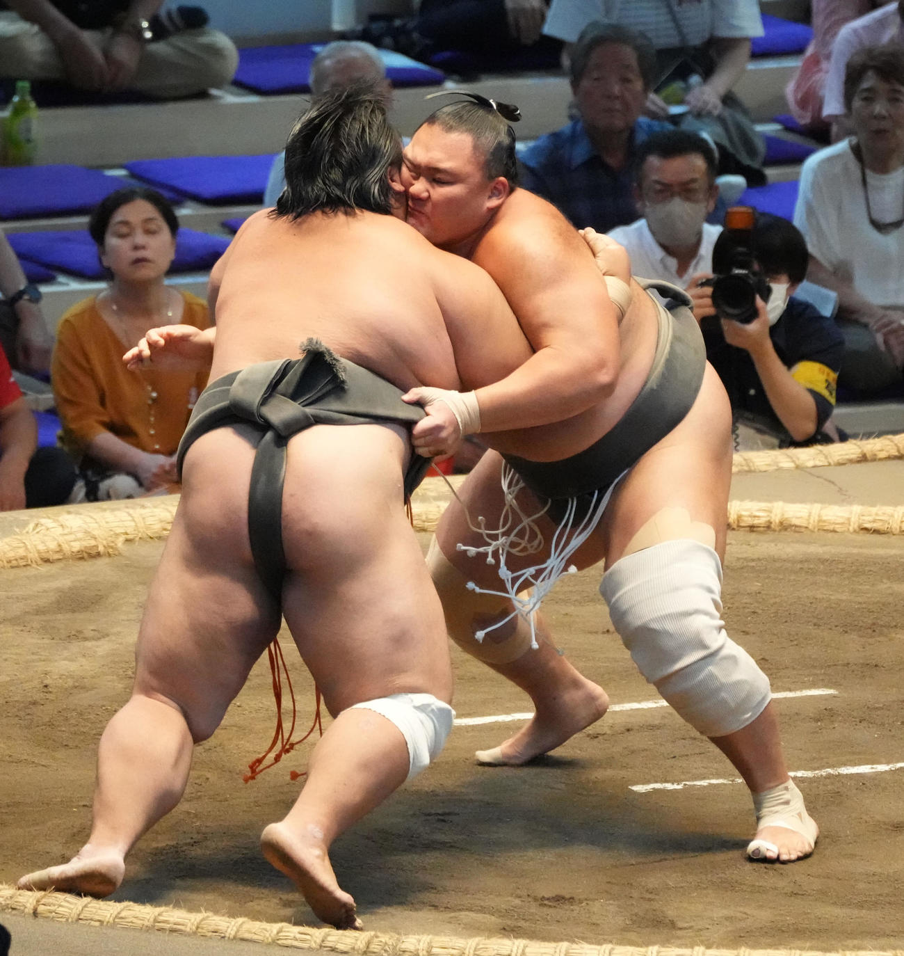 朝乃山（右）は五島を攻める（撮影・森本幸一）