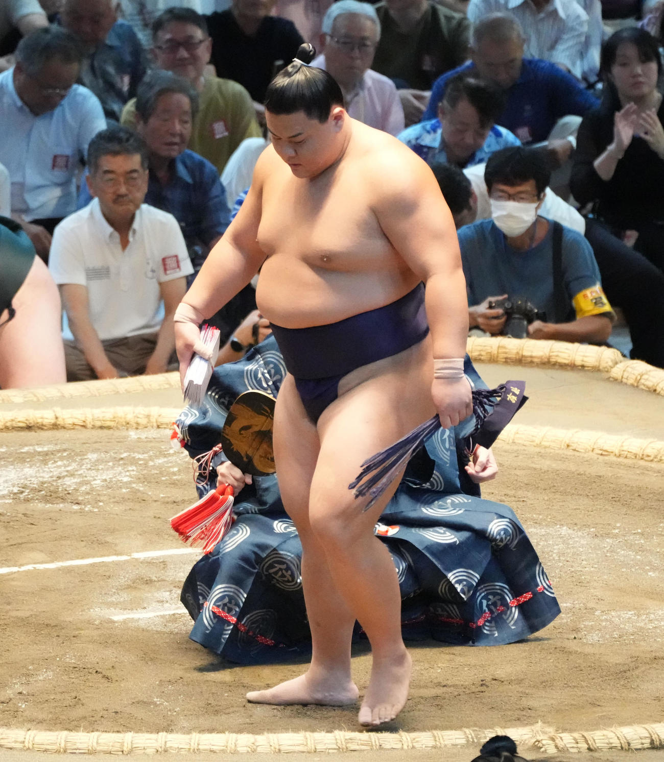 草野は御嶽海を上手投げで破り懸賞を受け取る（撮影・森本幸一）