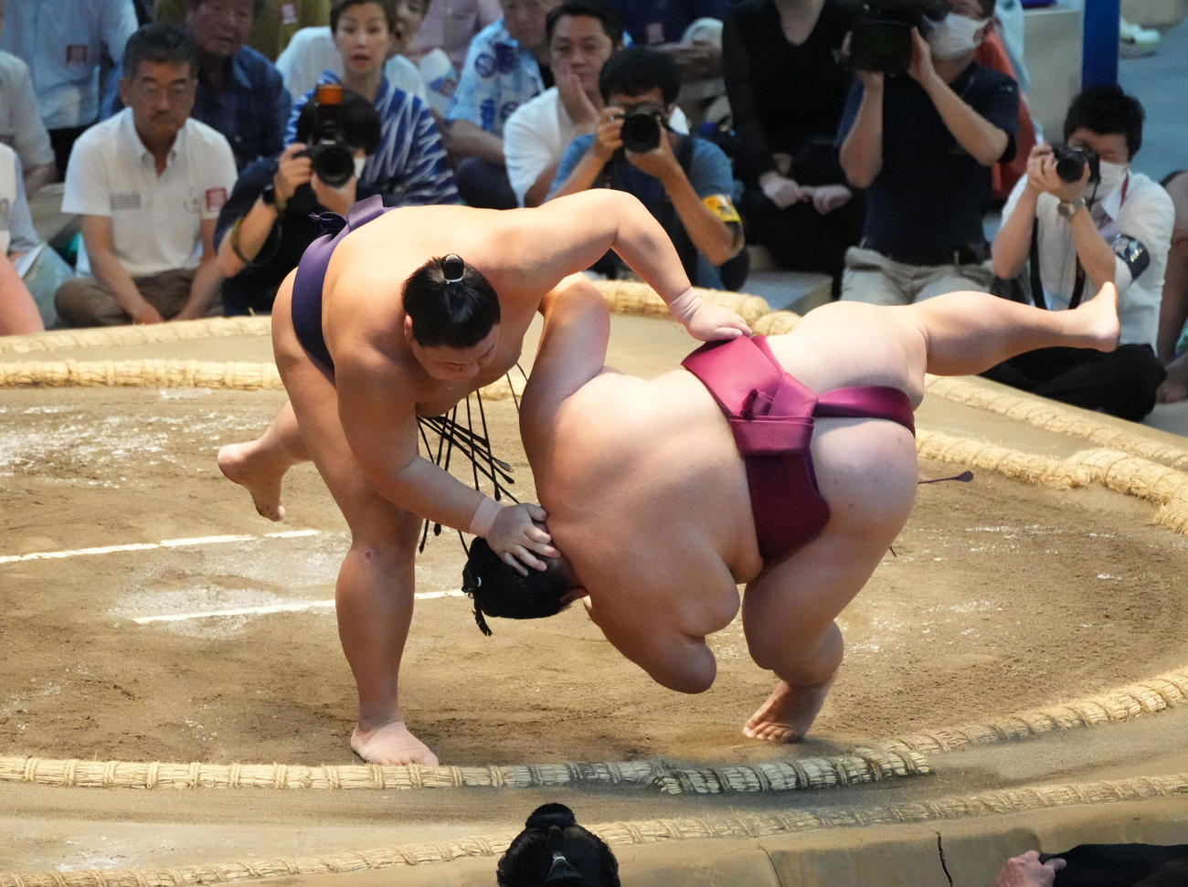 草野（左）は御嶽海を上手投げで破る（撮影・森本幸一）