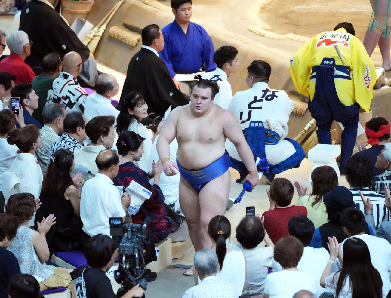 安青錦は拍手の中、花道を引き揚げる（撮影・森本幸一）
