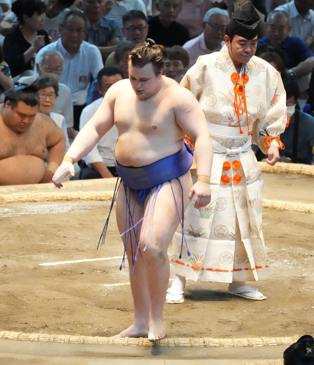 安青錦は阿炎を寄り切りで破り懸賞を受け取る（撮影・森本幸一）
