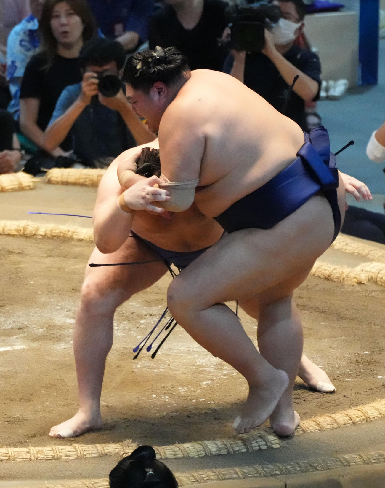 安青錦（左）は阿炎を寄り切りで破る（撮影・森本幸一）