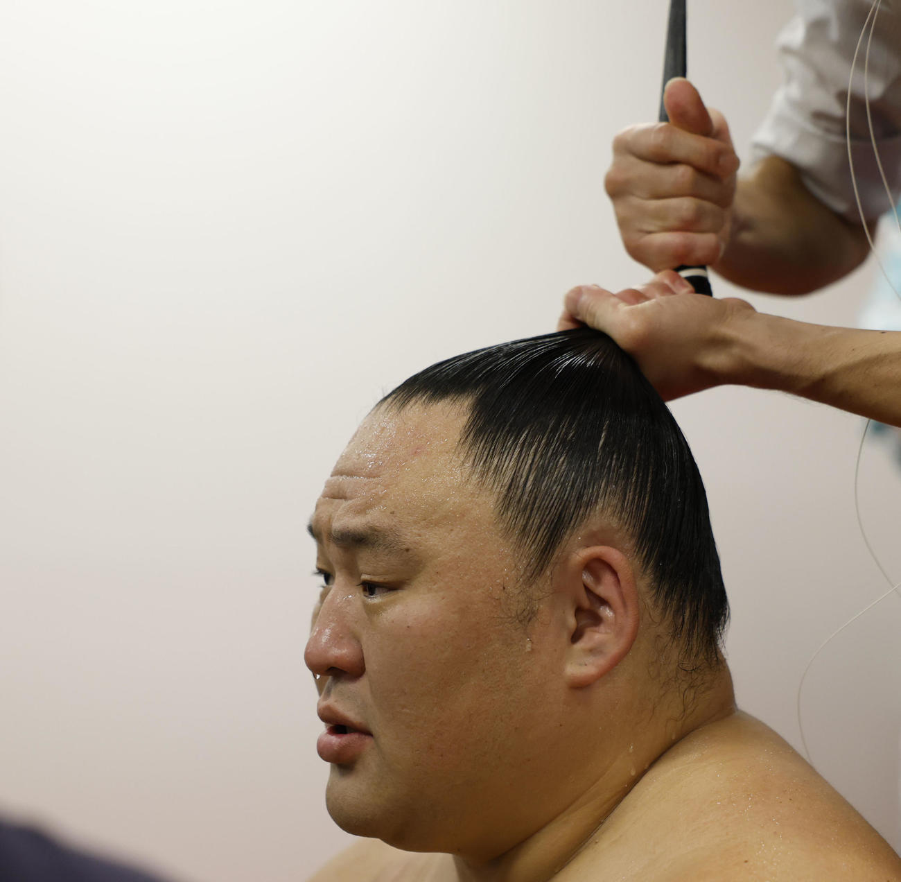 支度部屋で取材に応じる玉鷲（代表撮影）