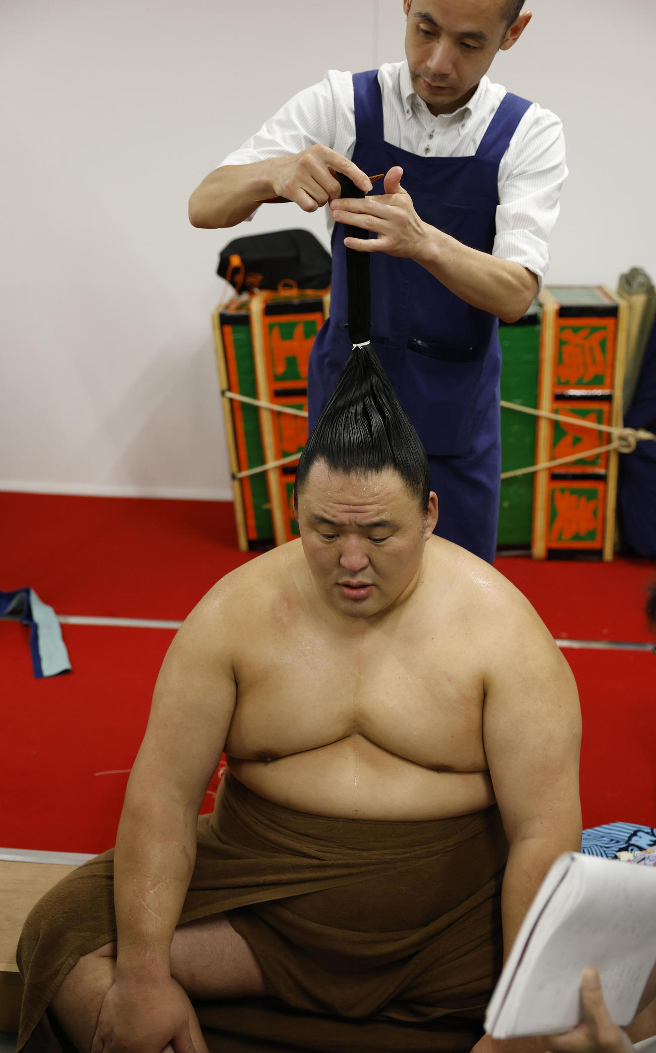 支度部屋で取材に応じる玉鷲（代表撮影）