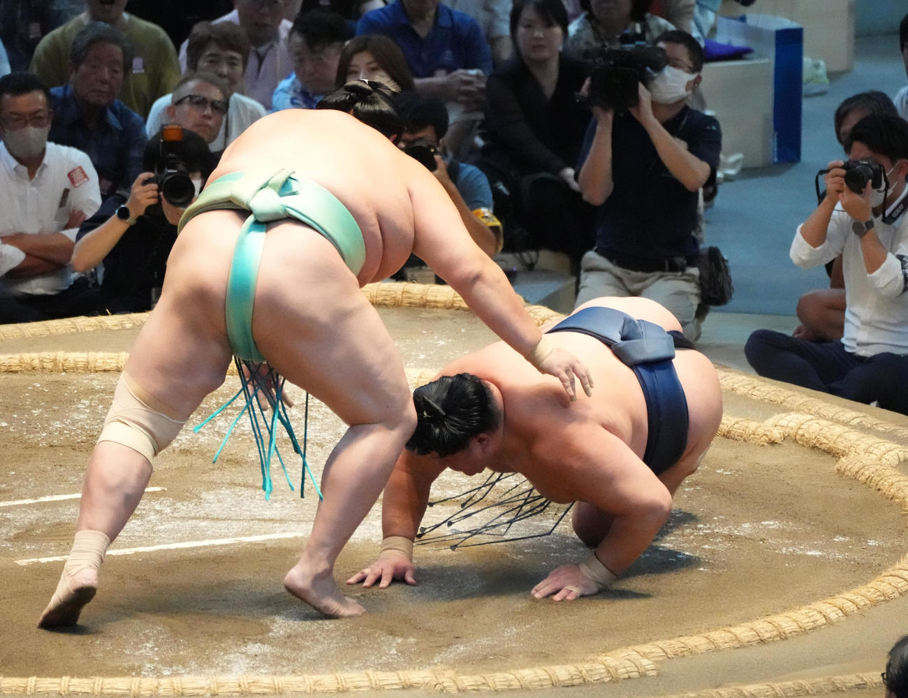 玉鷲（右）は琴桜に引き落としで敗れる（撮影・森本幸一）