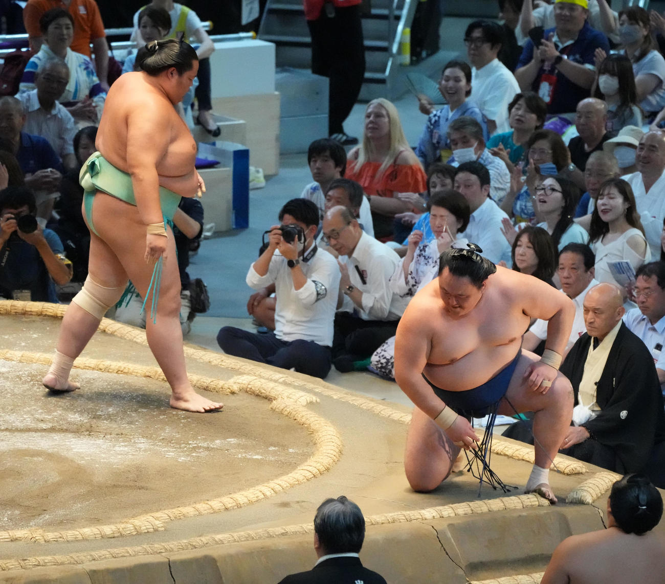 玉鷲（右）は琴桜に引き落としで敗れる（撮影・森本幸一）