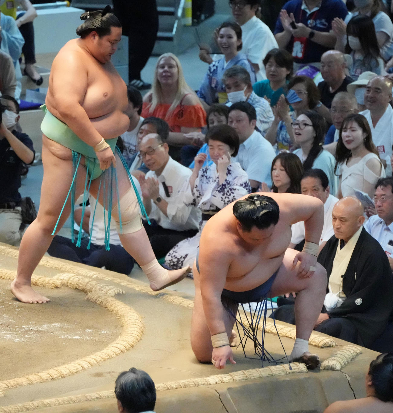 玉鷲（右）は琴桜に引き落としで敗れる（撮影・森本幸一）