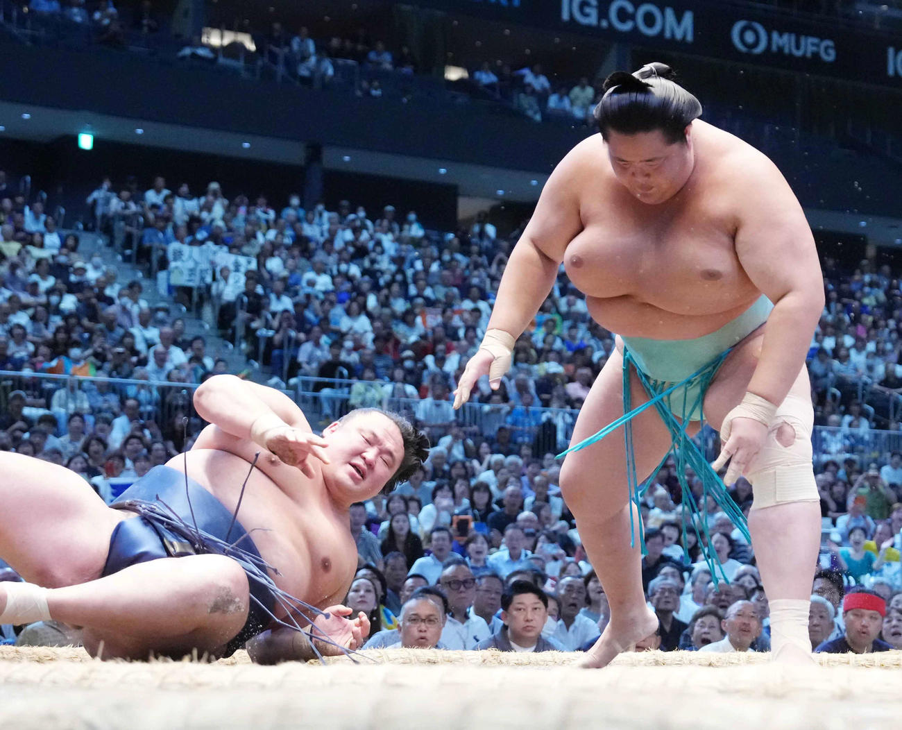 玉鷲（左）は琴桜に引き落としで敗れる（撮影・小沢裕）