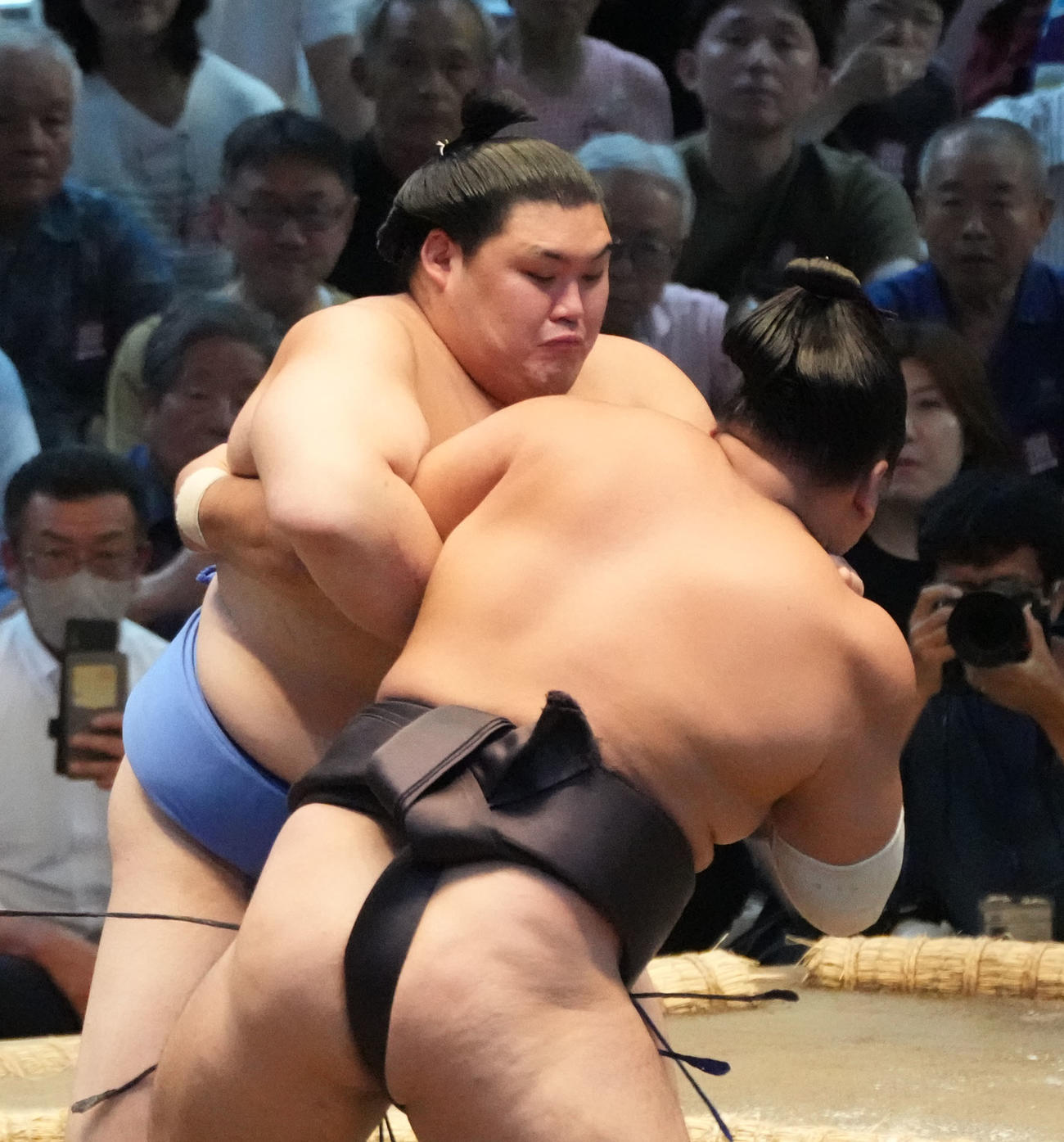大の里（左）は霧島を攻める（撮影・森本幸一）