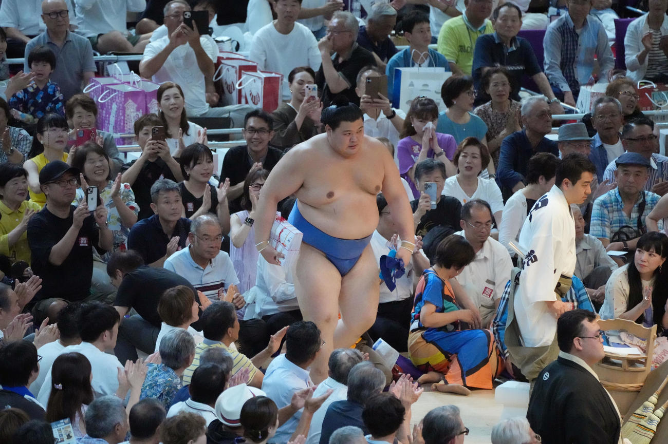大の里は霧島を上手ひねりで破り花道を引き揚げる（撮影・森本幸一）