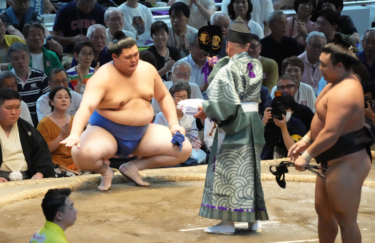 大の里（左）は霧島を上手ひねりで破る（撮影・森本幸一）
